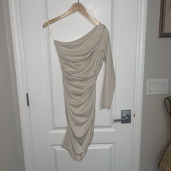 SUSANA MONACO Off The Shoulder Dress
1124ltsd02419 {$218} Beige Tan Nude Nutural - Picture 4 of 7